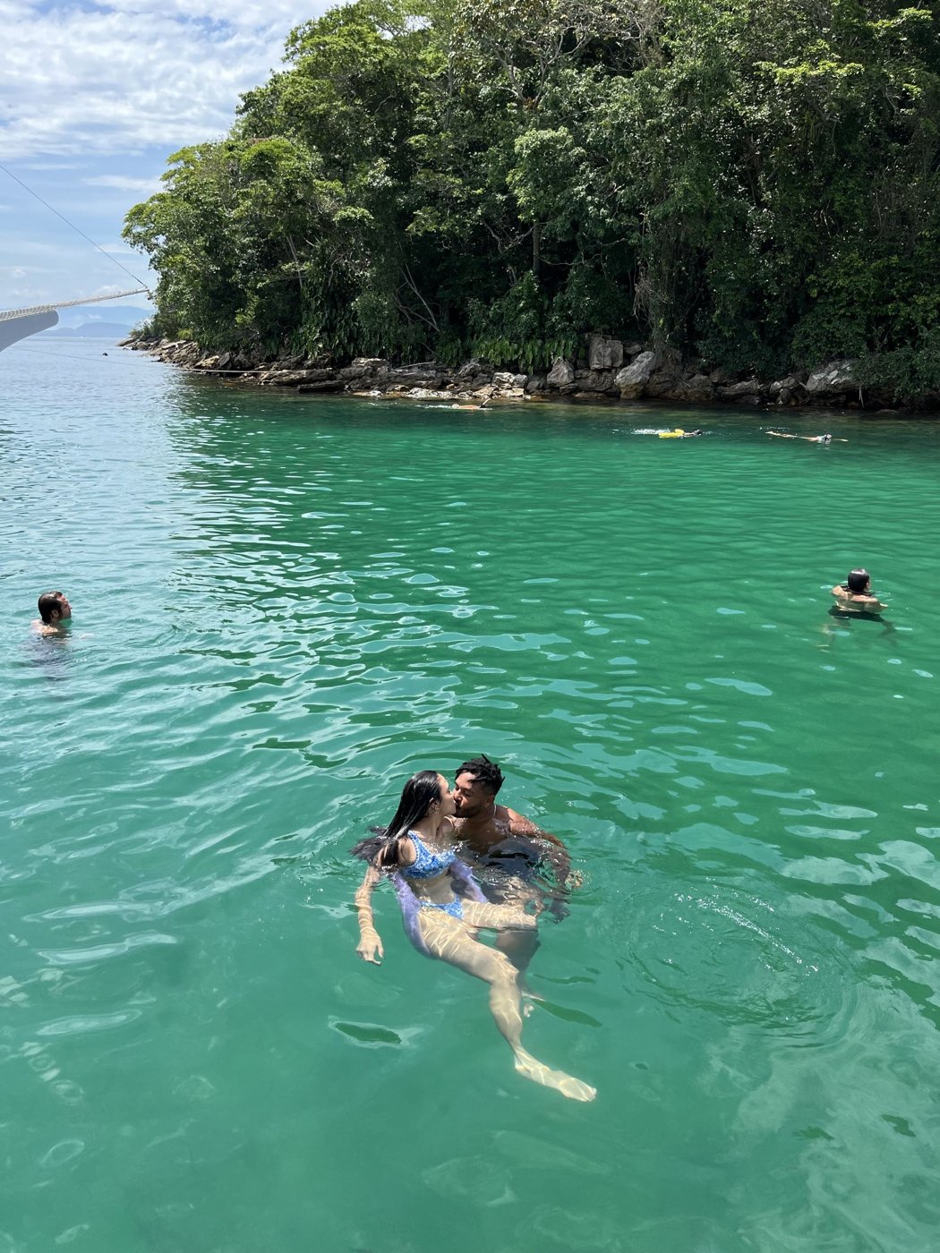 Lagoa de águas verdes na Ilha Grande