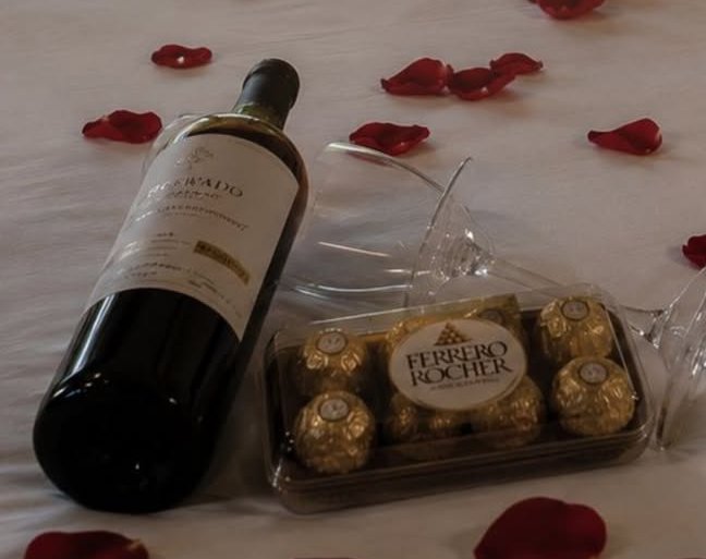 Pack Romântico: espumante, Ferrero Rocher e pétalas de rosa